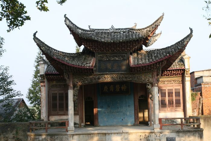 万年台前的观众场地